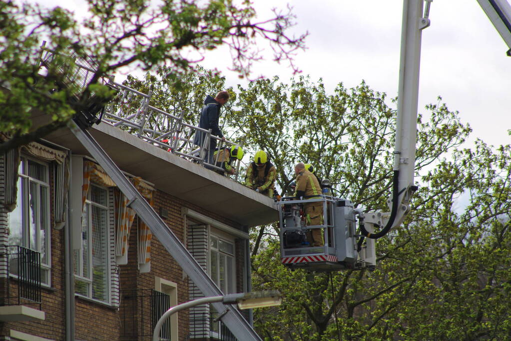 Brand op dak van flatgebouw