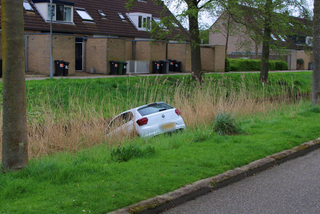Auto belandt in sloot