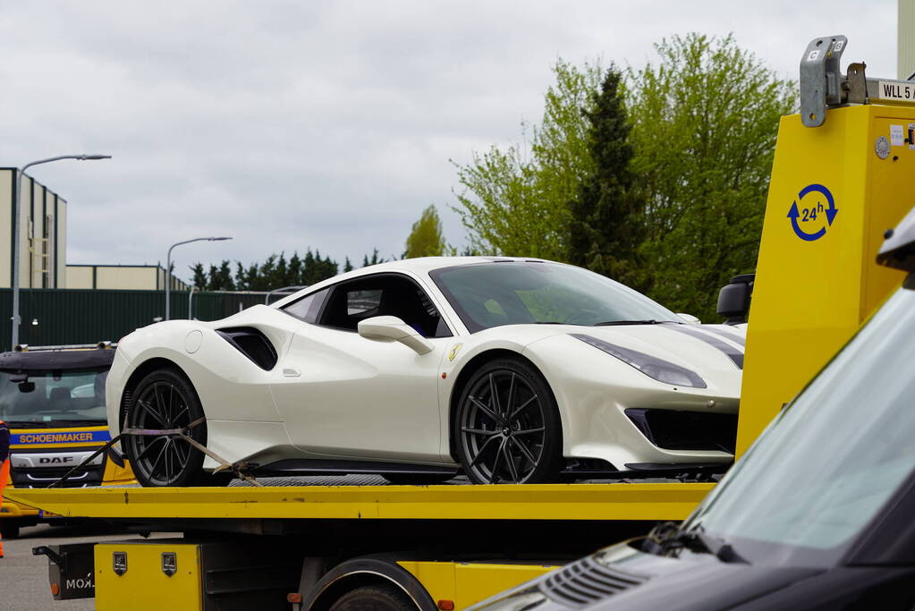 Dure gloednieuwe sportwagens in beslag genomen bij FIOD-inval