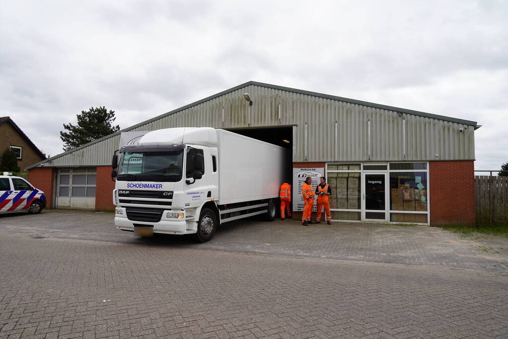 Dure gloednieuwe sportwagens in beslag genomen bij FIOD-inval