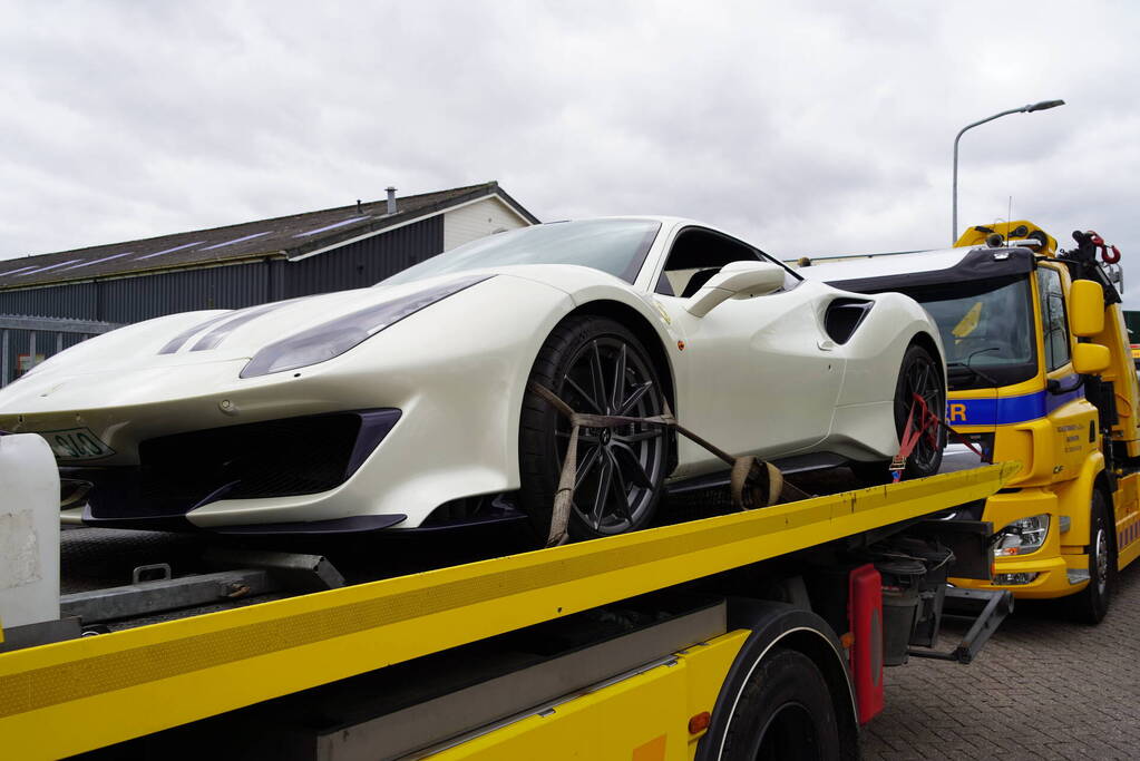 Dure gloednieuwe sportwagens in beslag genomen bij FIOD-inval