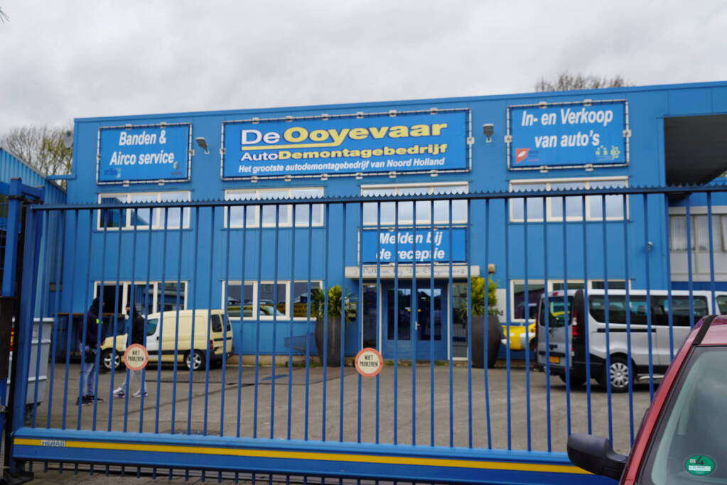 Dure gloednieuwe sportwagens in beslag genomen bij FIOD-inval