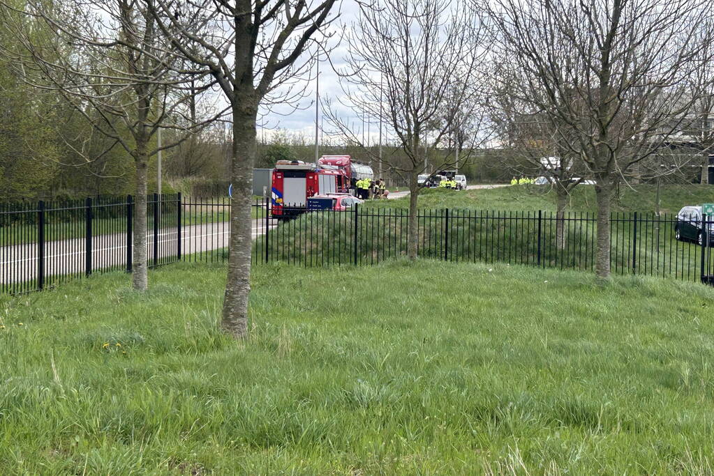 Tankwagen lekt mogelijk gevaarlijke vloeistof bedrijventerrein Rijkswaterstaat