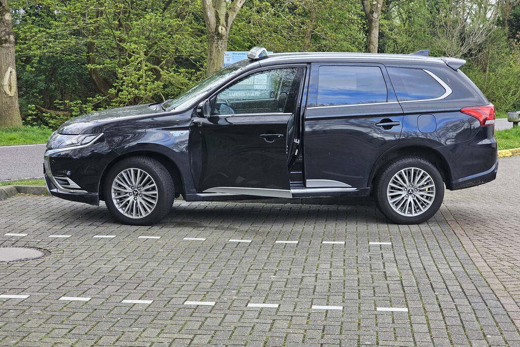 Taxi botst op paal bij benzinestation