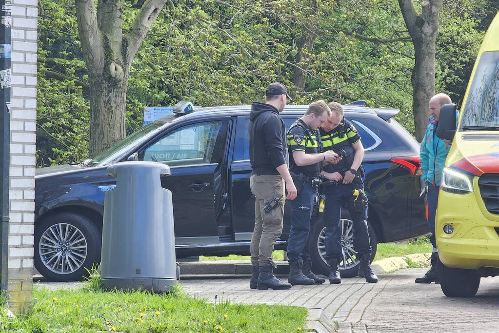 Taxi botst op paal bij benzinestation
