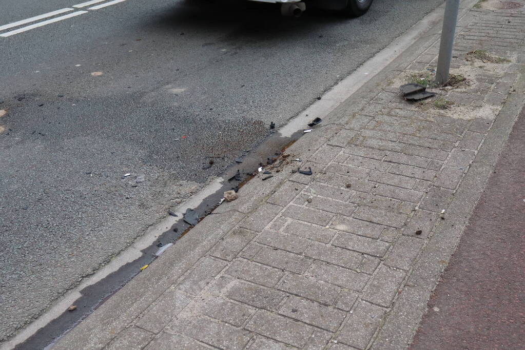 Flinke schade en lekkage na kop-staart botsing