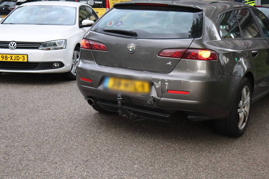 Flinke schade en lekkage na kop-staart botsing