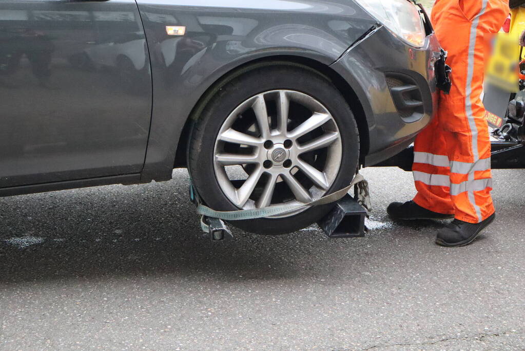 Flinke schade en lekkage na kop-staart botsing