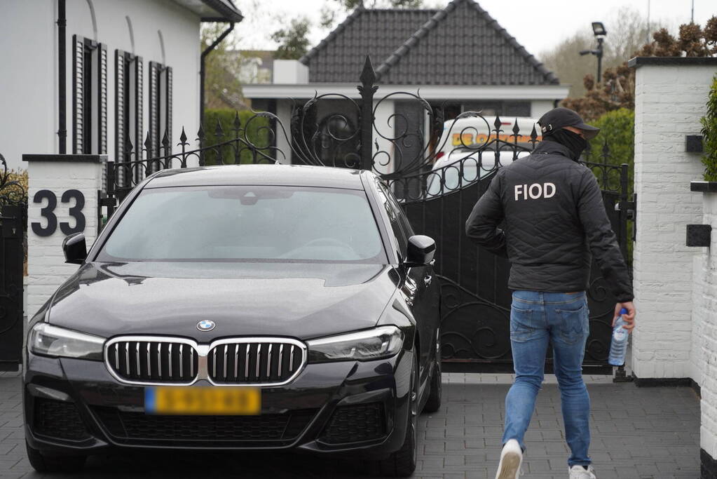 FIOD en douane doen inval bij woning