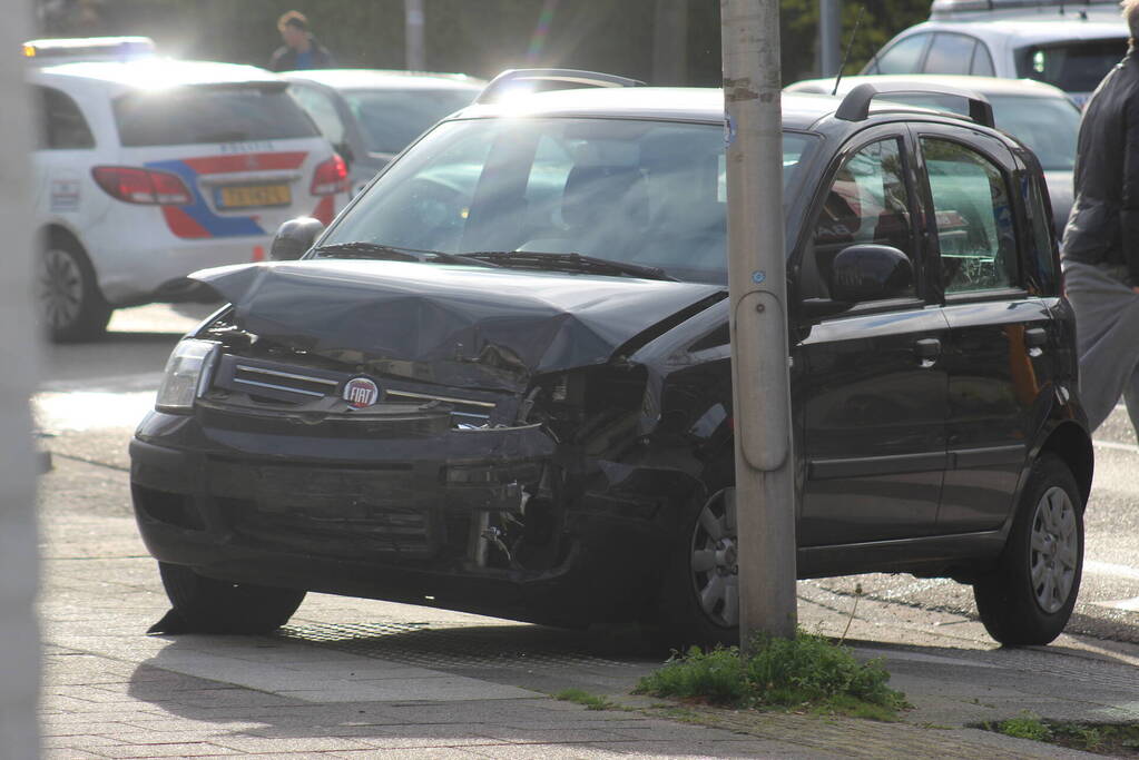 Veel schade na botsing tussen personenauto's