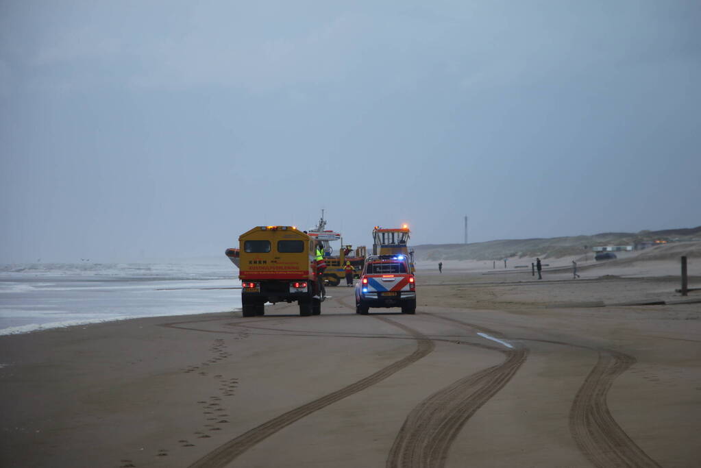 Grote zoekactie naar vermiste watersporter op ruwe zee