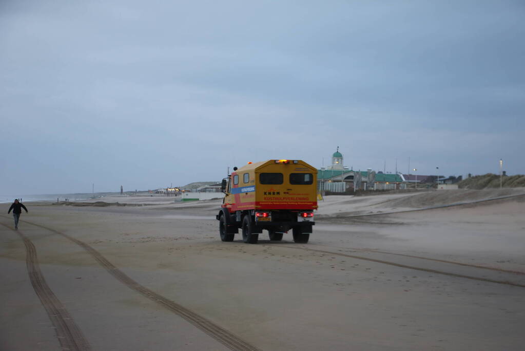 Grote zoekactie naar vermiste watersporter op ruwe zee