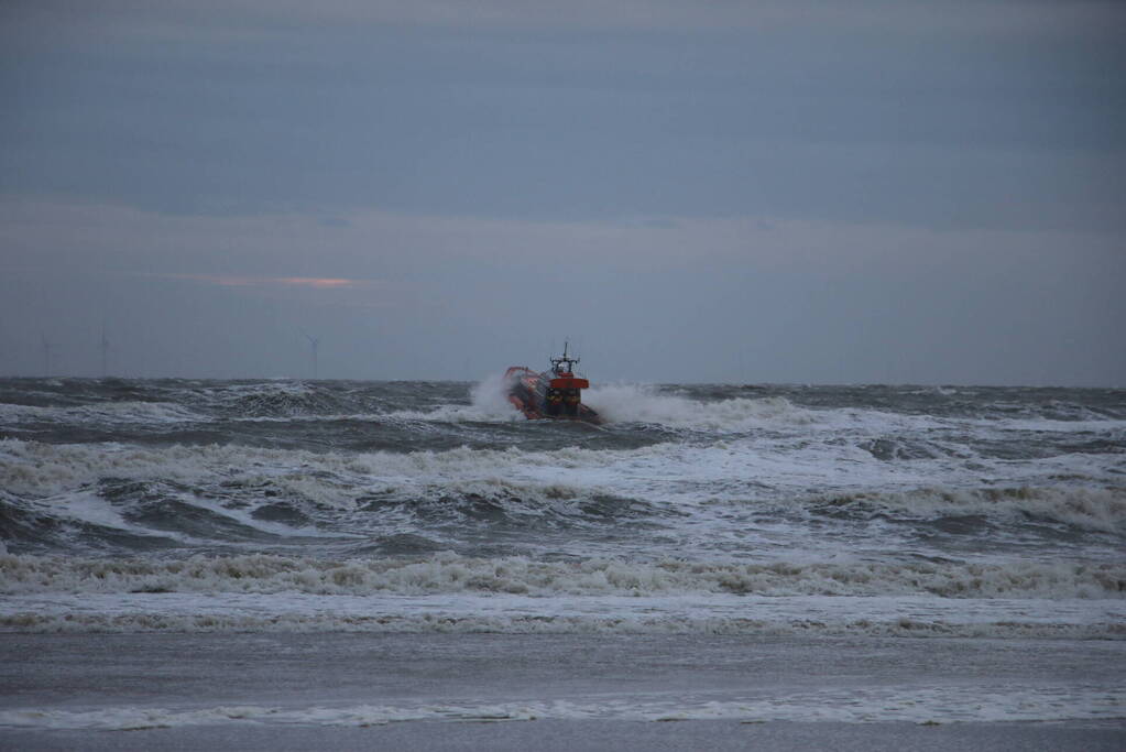Grote zoekactie naar vermiste watersporter op ruwe zee