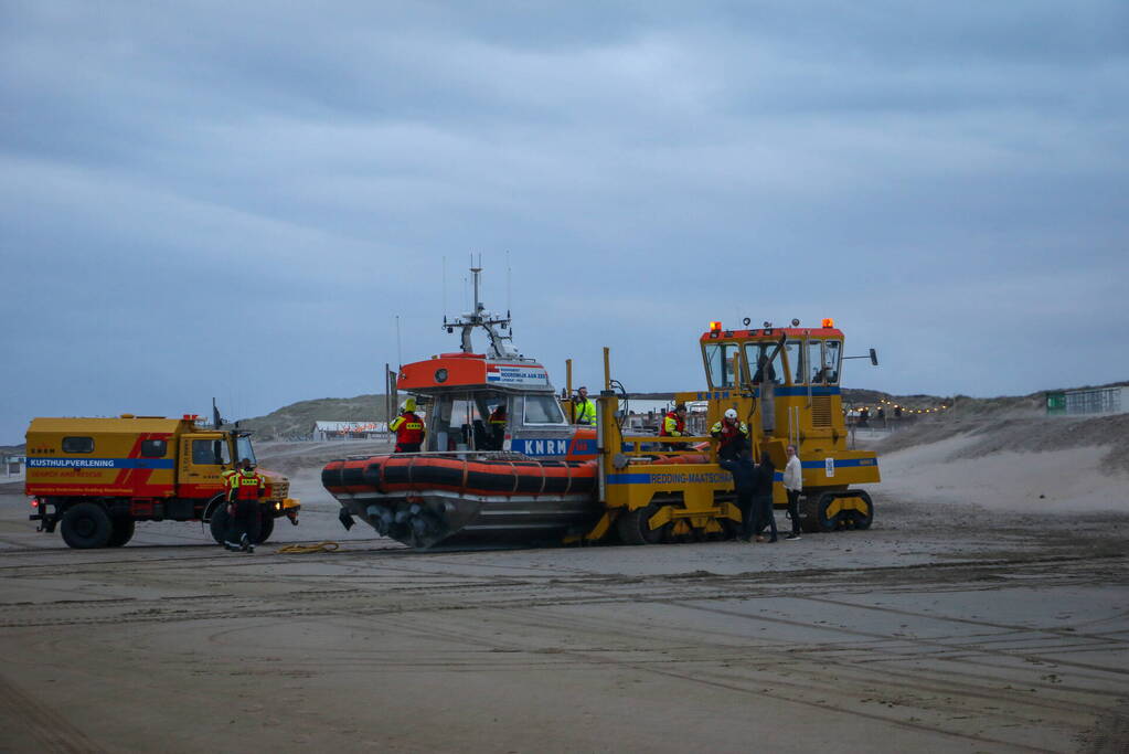 Grote zoekactie naar vermiste watersporter op ruwe zee