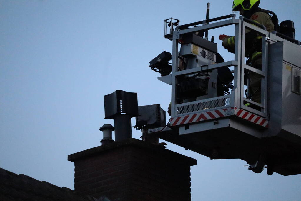 Brandweer veegt schoorsteen na schoorsteenbrand