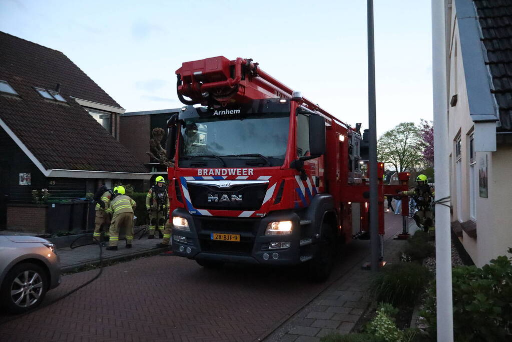 Brandweer veegt schoorsteen na schoorsteenbrand