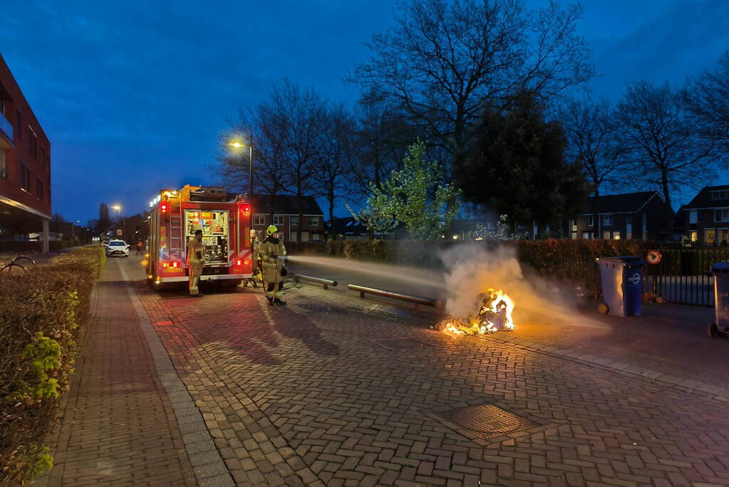 Brandende container geblust door brandweer