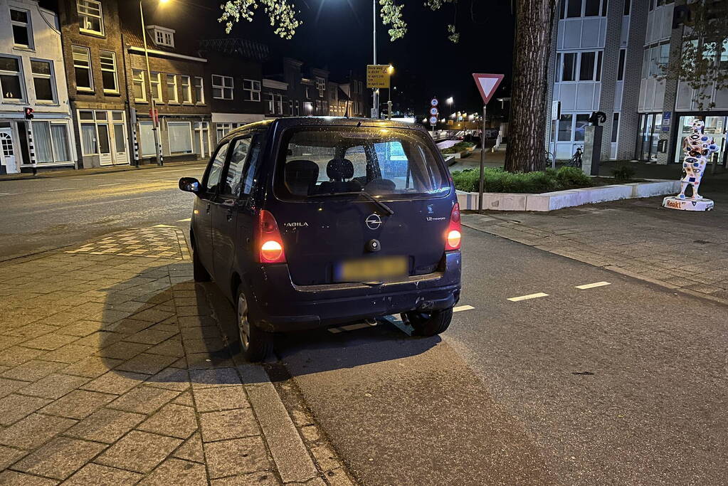 Automobilist klapt achterop stilstaande auto