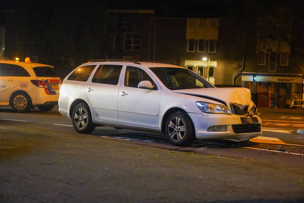 Automobilist klapt achterop stilstaande auto
