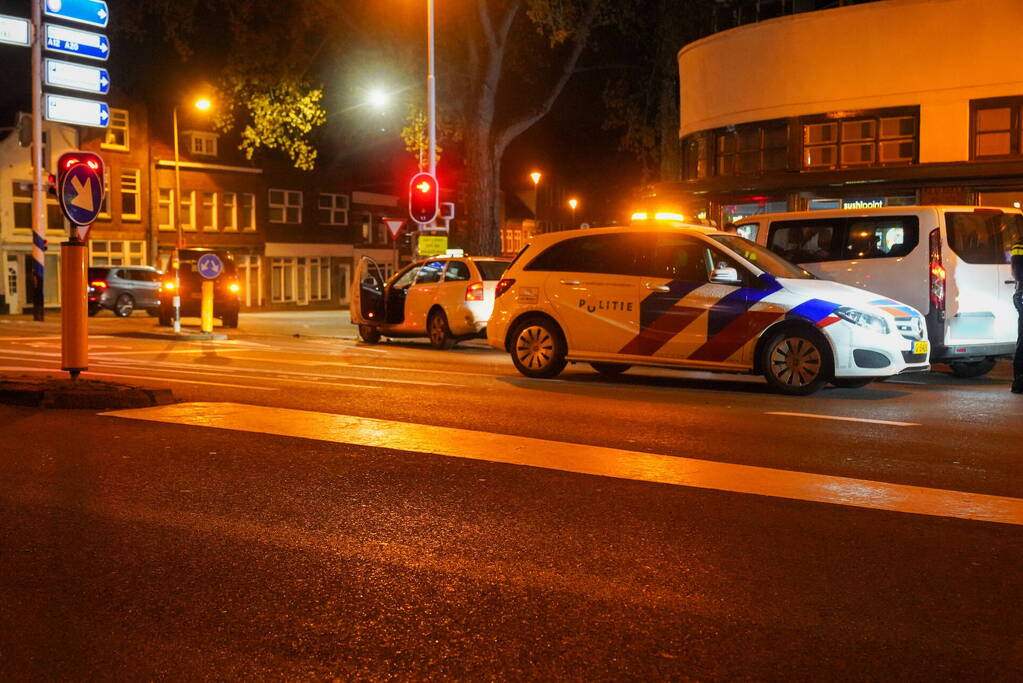 Automobilist klapt achterop stilstaande auto