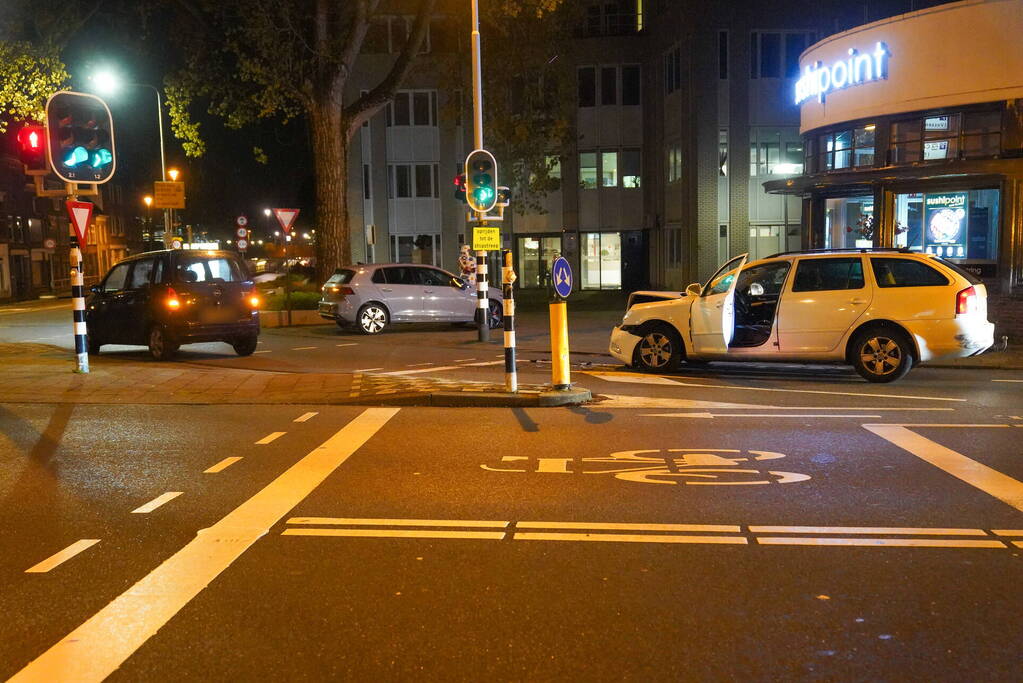 Automobilist klapt achterop stilstaande auto