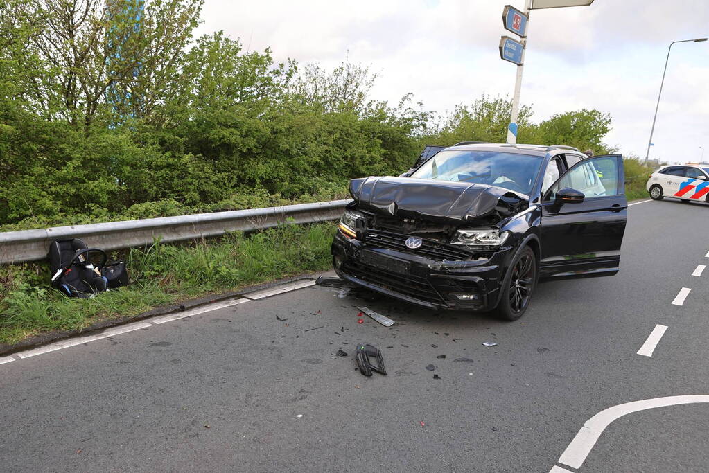 Veel schade na ongeval op afrit