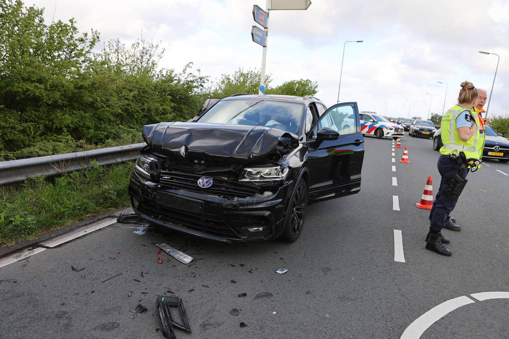 Veel schade na ongeval op afrit