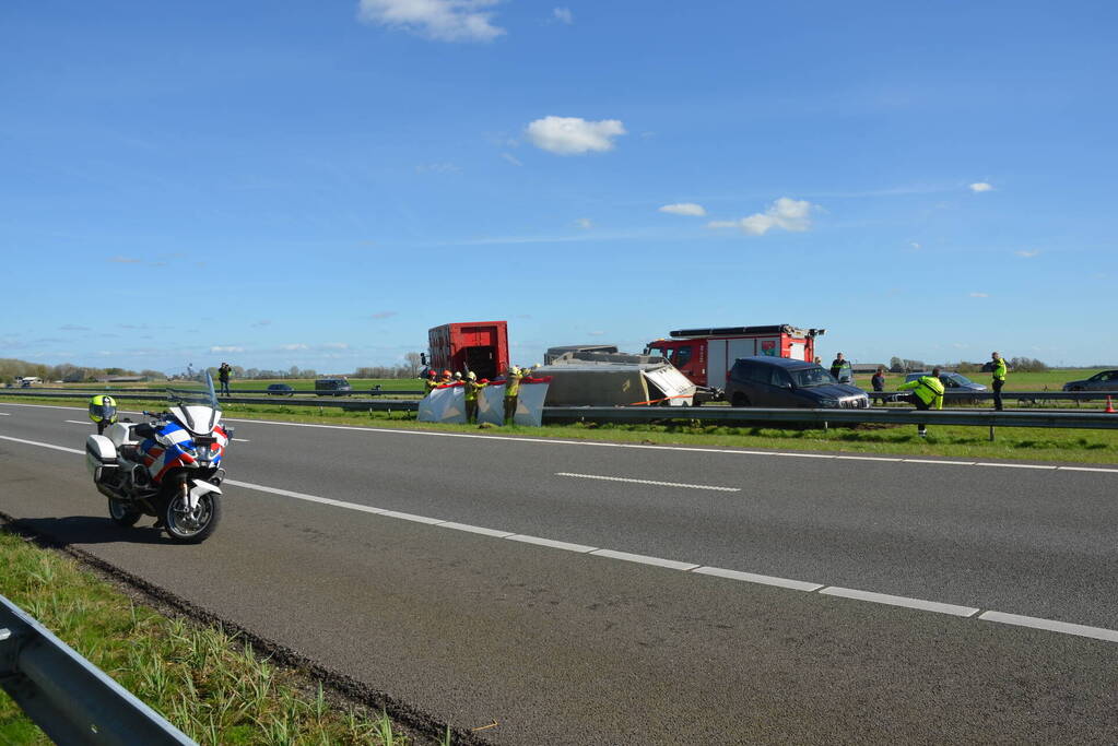Koeien vast in gekantelde veewagen