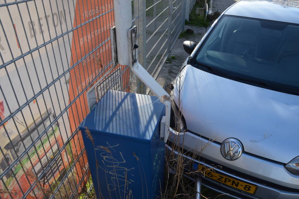 Automobilist rijdt lantaarnpaal uit de grond