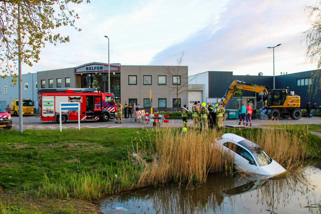 Veel hulpdiensten voor te water geraakte auto