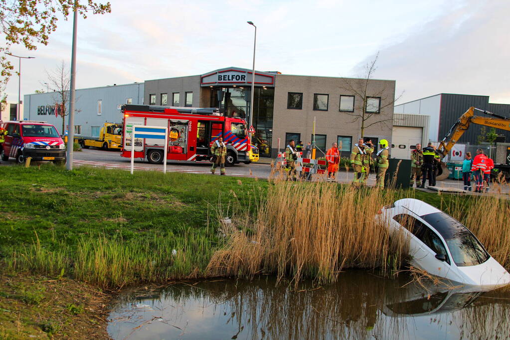 Veel hulpdiensten voor te water geraakte auto