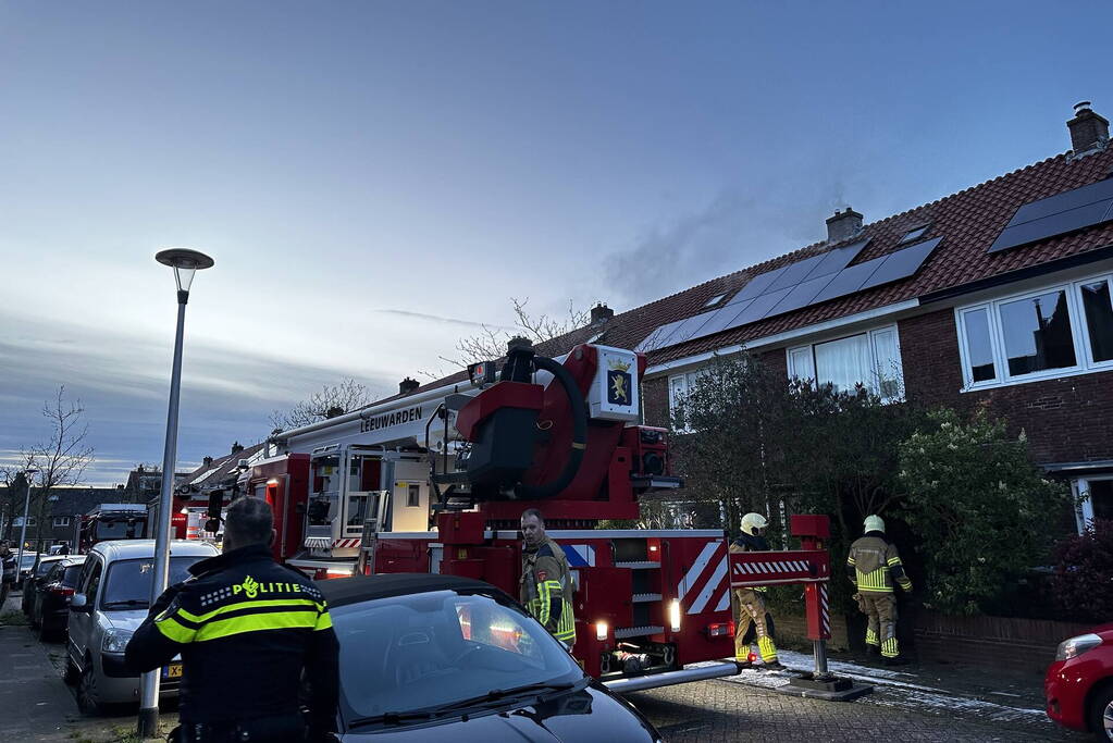 Rookontwikkeling bij brand op zolder van woning