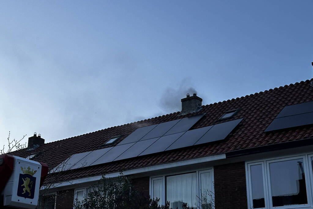 Rookontwikkeling bij brand op zolder van woning