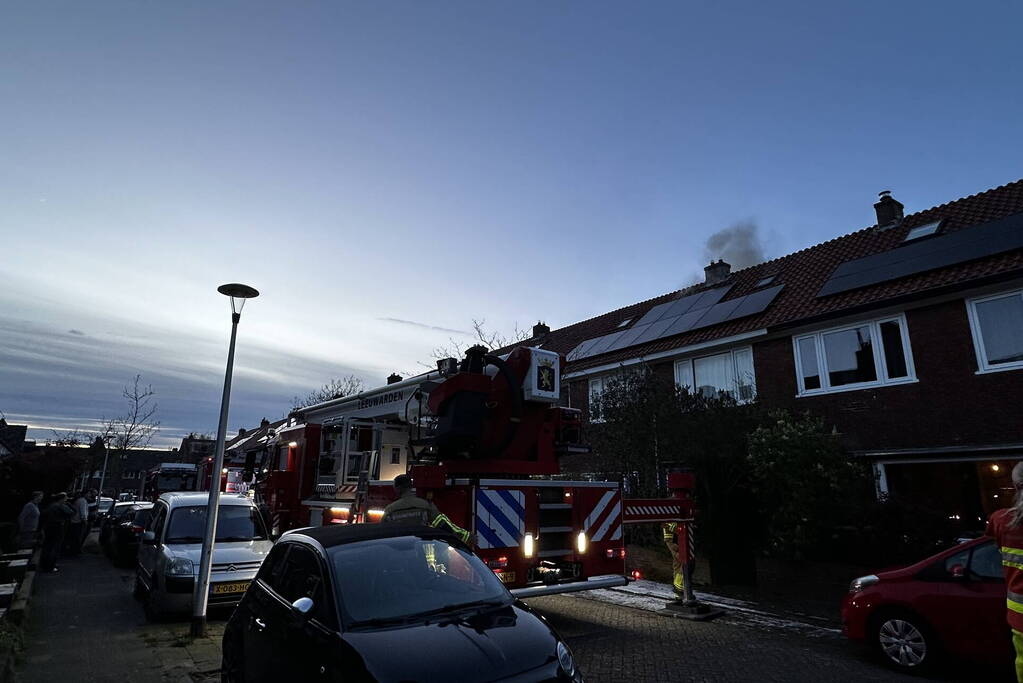 Rookontwikkeling bij brand op zolder van woning