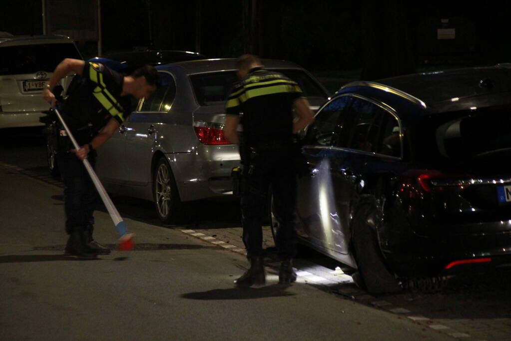 Automobilist ramt geparkeerde auto's