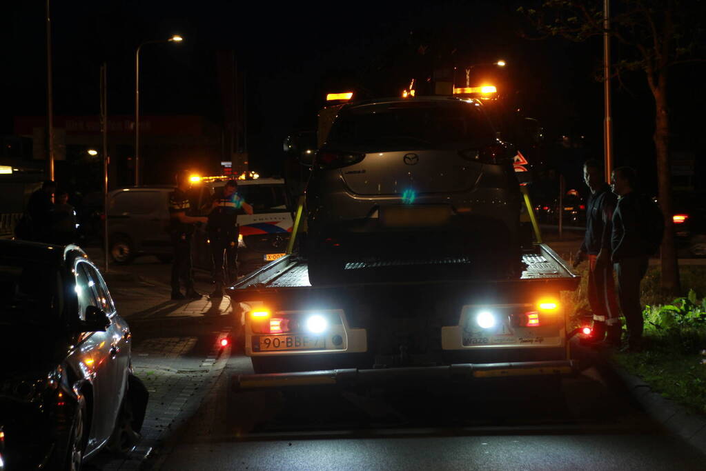 Automobilist ramt geparkeerde auto's