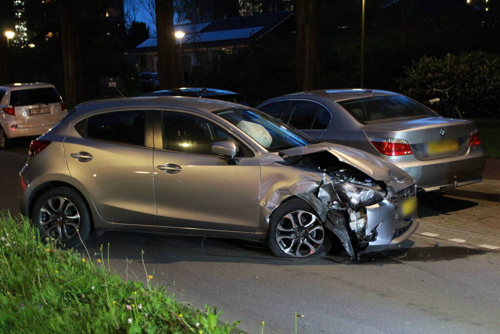 Automobilist ramt geparkeerde auto's