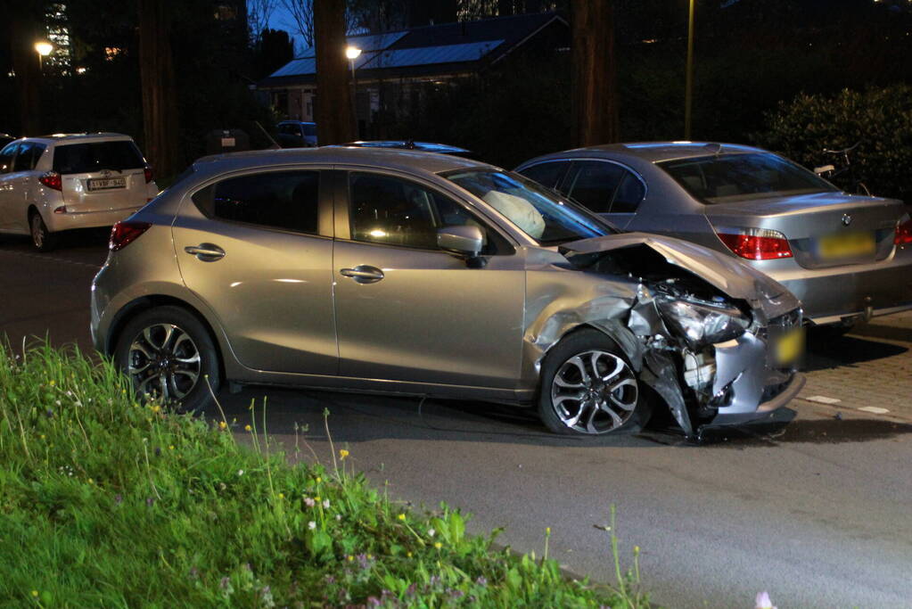Automobilist ramt geparkeerde auto's