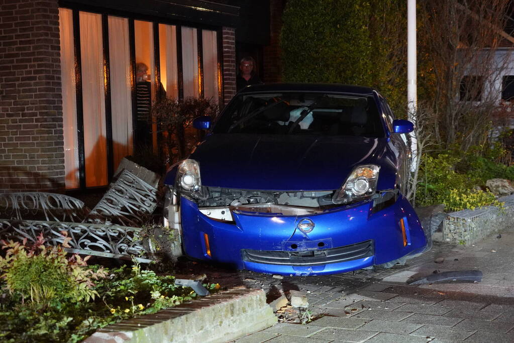 Automobilist belandt in voortuin van woning