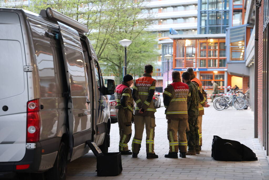 EOD doet onderzoek bij auto met mogelijk explosief materiaal