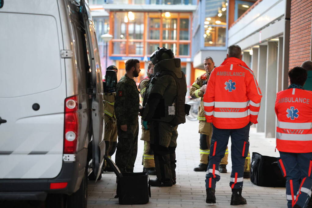 EOD doet onderzoek bij auto met mogelijk explosief materiaal