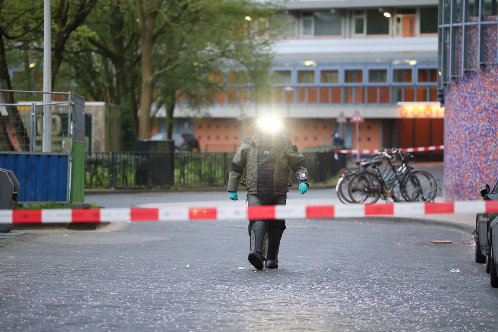 EOD doet onderzoek bij auto met mogelijk explosief materiaal