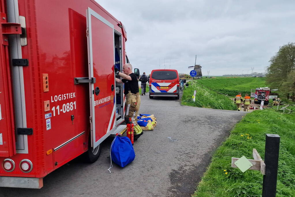 Twee auto's verwoest door brand in bijgebouw