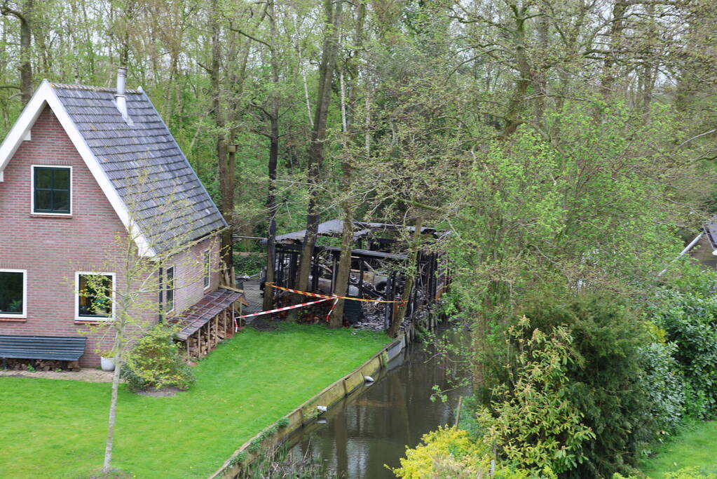 Twee auto's verwoest door brand in bijgebouw