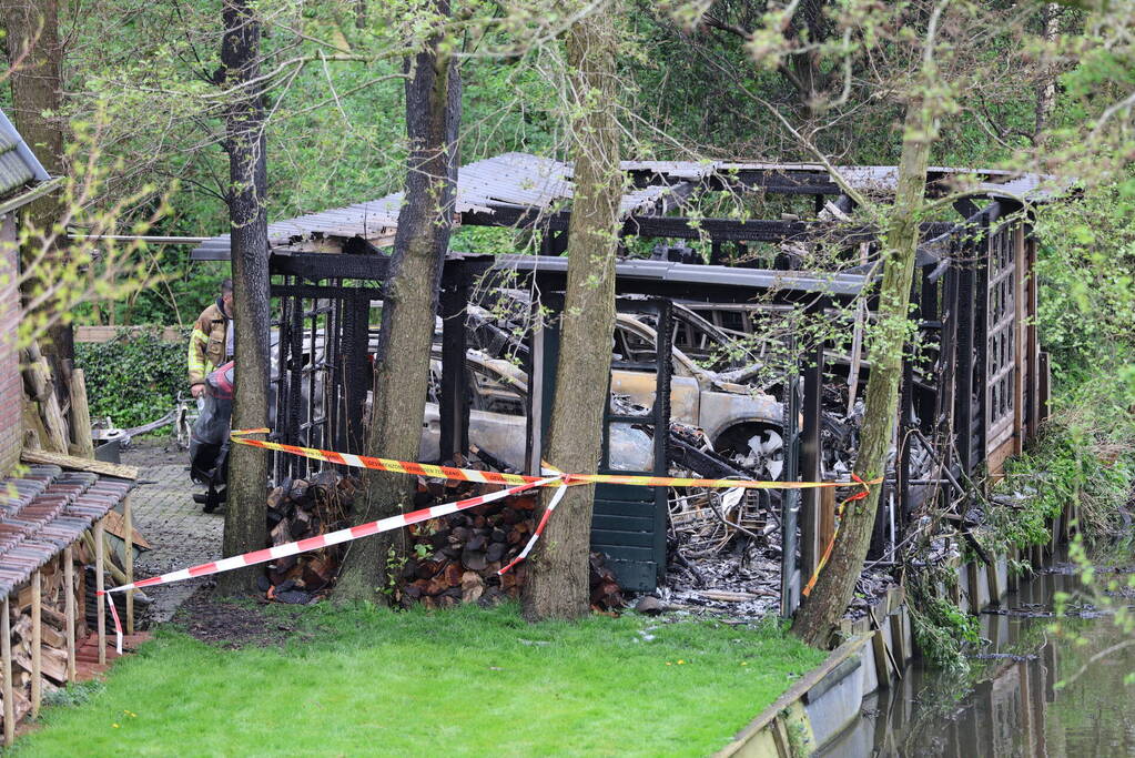 Twee auto's verwoest door brand in bijgebouw
