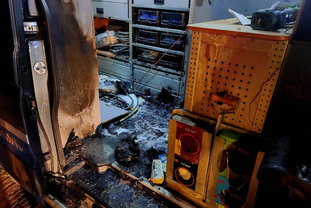Brand in bestelbus snel onder controle