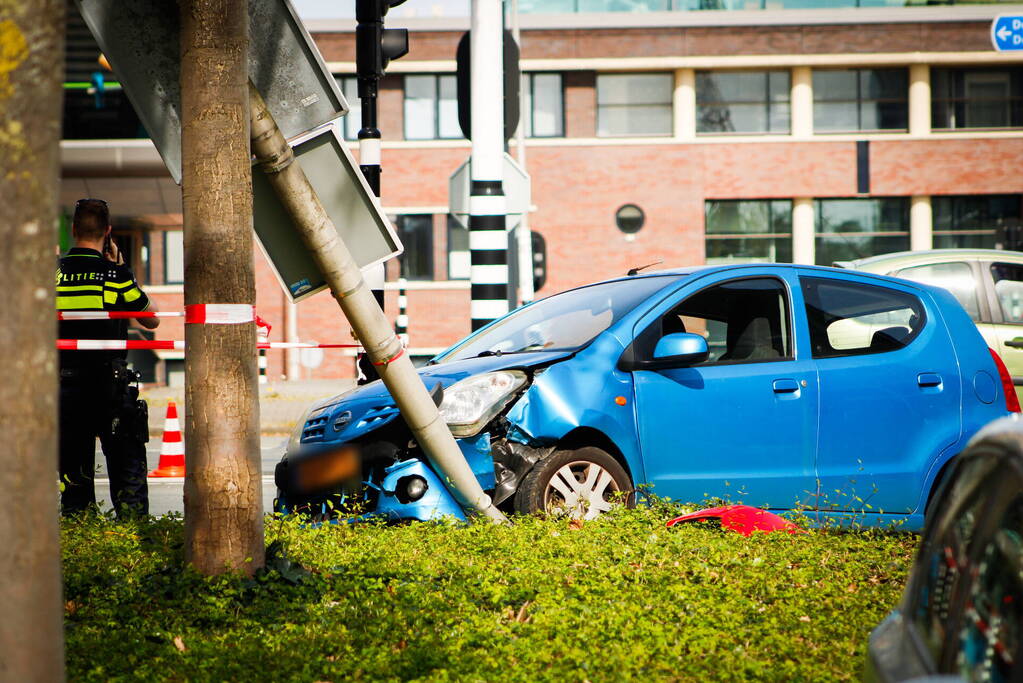 Twee voertuigen fiks beschadigd bij aanrijding