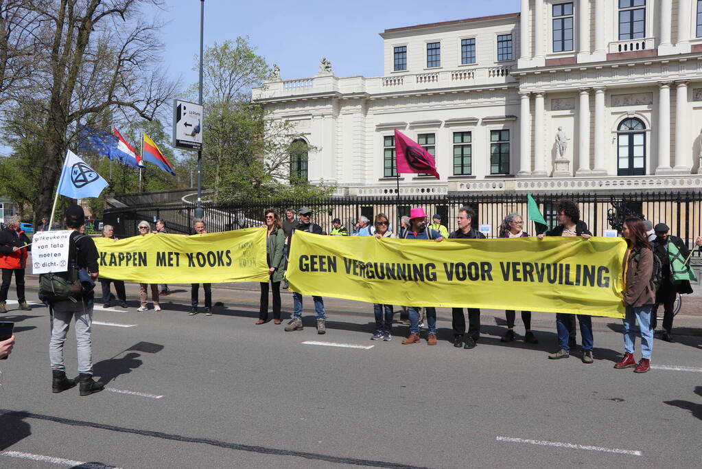 Extinction Rebellion demonstreerd bij provinciehuis