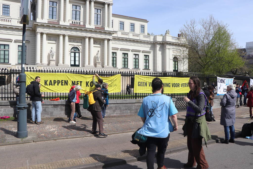 Extinction Rebellion demonstreerd bij provinciehuis