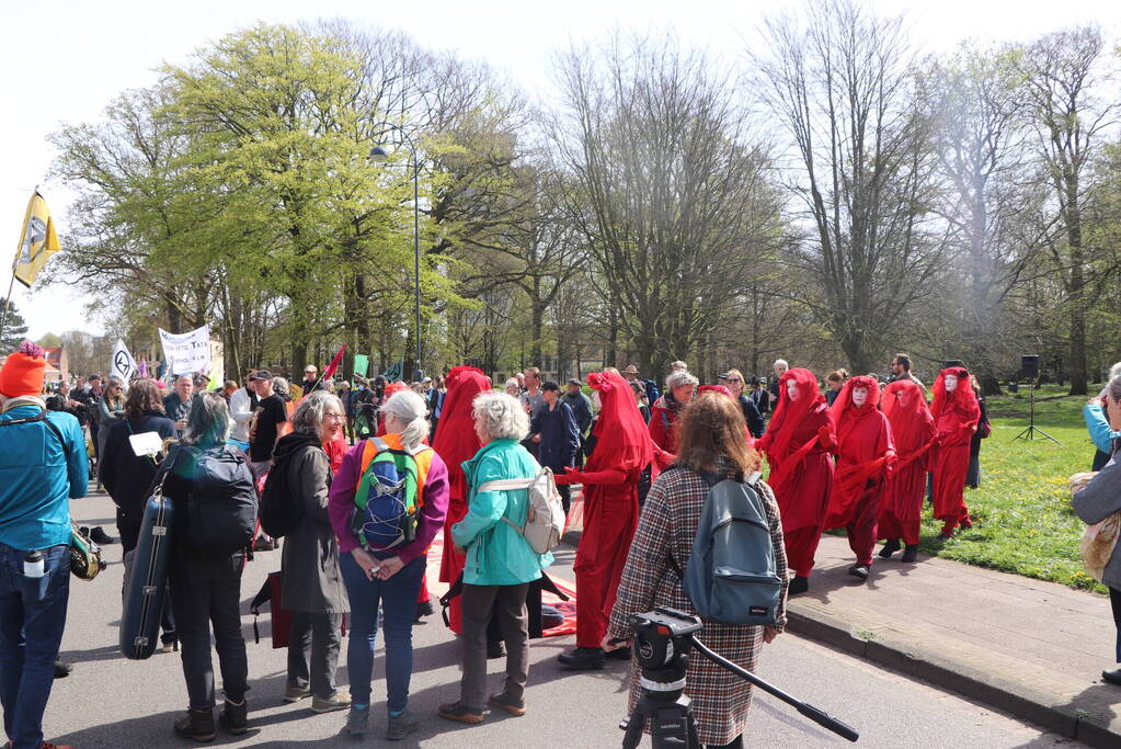 Extinction Rebellion demonstreerd bij provinciehuis